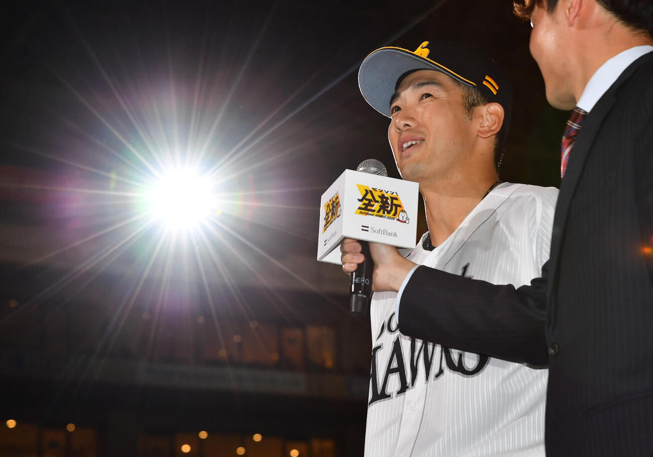 ソフトバンク対日本ハム　日本ハムに勝利し、笑顔でヒーローインタビューを受ける山本祐大（撮影・岩下翔太）