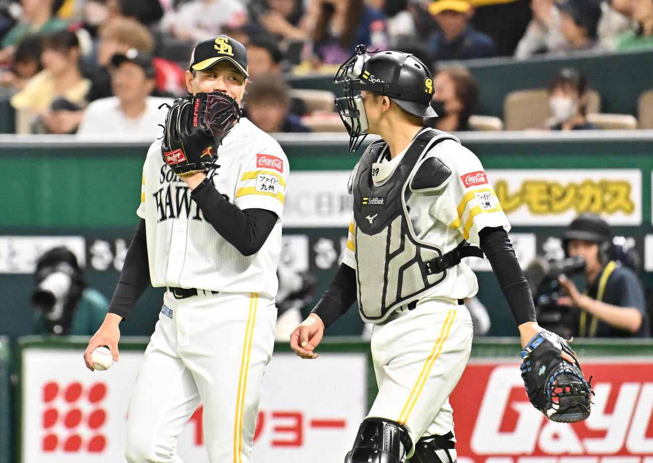 ソフトバンク対日本ハム　6回表、マウンドに向かう上茶谷大河（左）と山本祐大（撮影・林敢治）