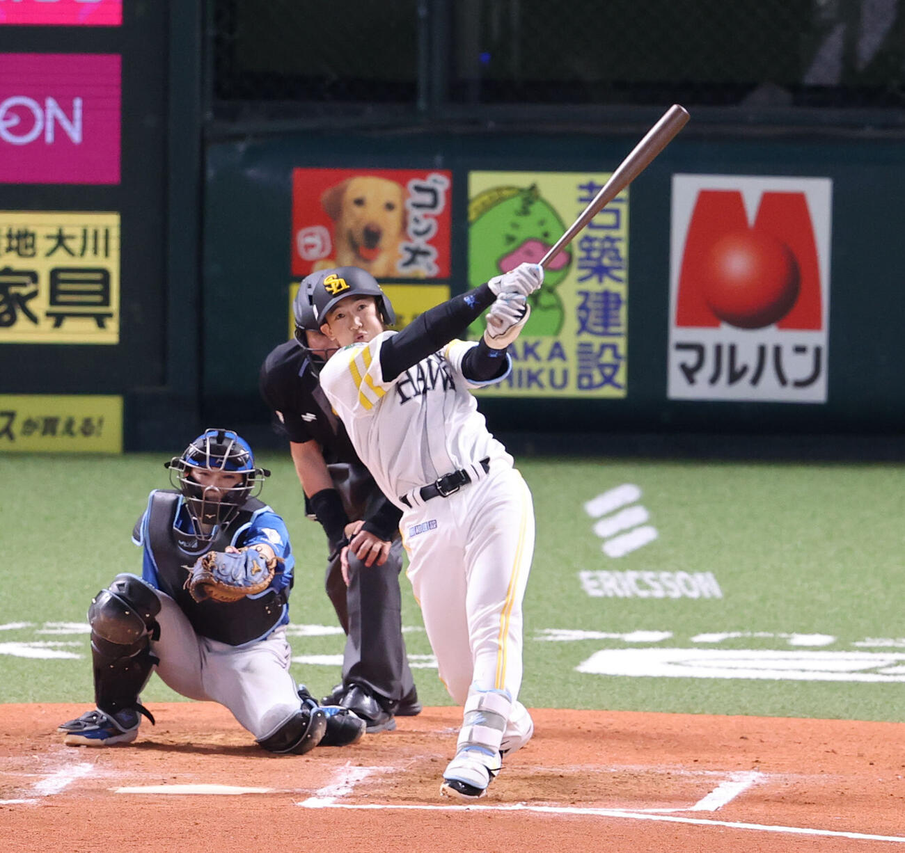 ソフトバンク対日本ハム　7回裏ソフトバンク1死、山本祐大は左中間に本塁打を放つ（撮影・梅根麻紀）
