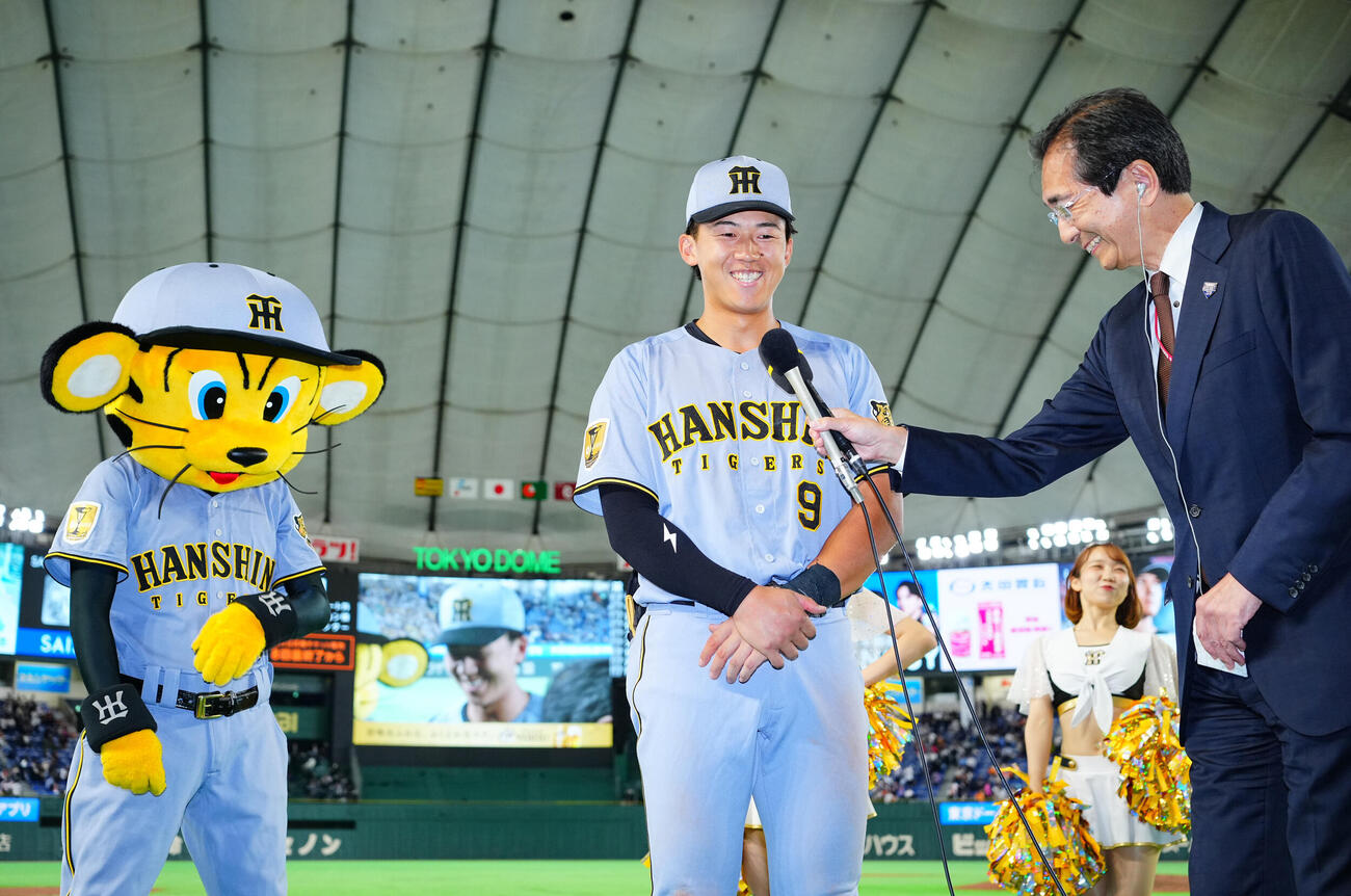 巨人対阪神　巨人に勝利しヒーローインタビューに応じる阪神立石正広（撮影・垰建太）