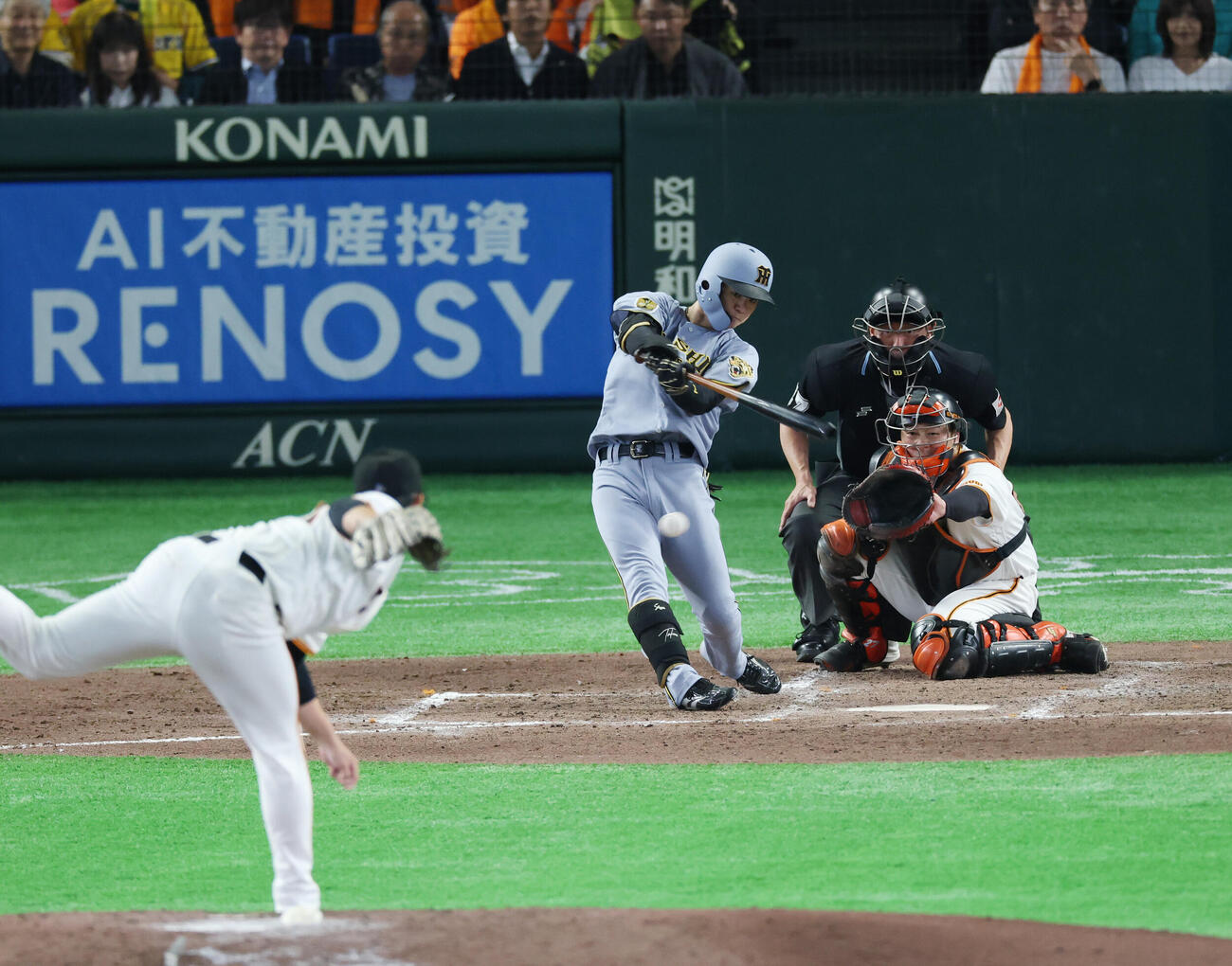 巨人対阪神　4回表阪1死一、三塁、適時打を放つ中野拓夢。投手は井上温大（撮影・増田悦実）
