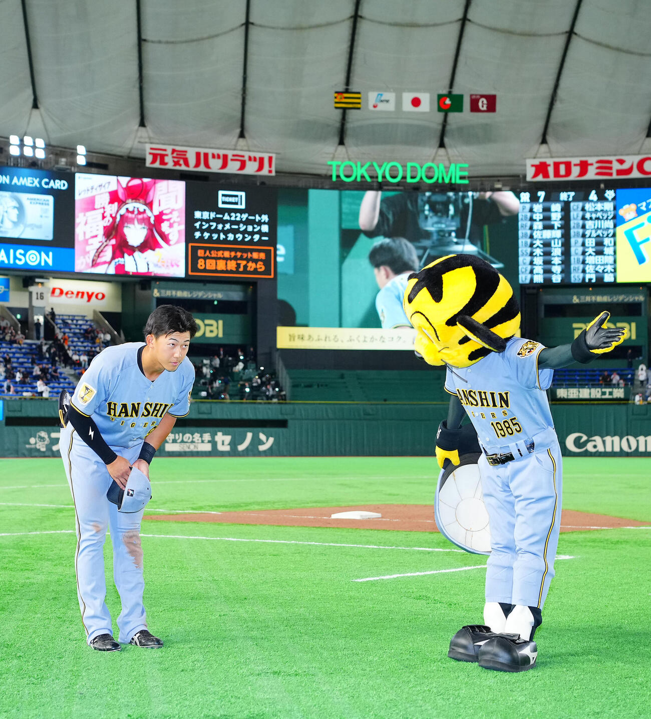 巨人対阪神　巨人に勝利しヒーローの阪神立石正広はファンの声援に丁寧なおじぎで応える（撮影・垰建太）