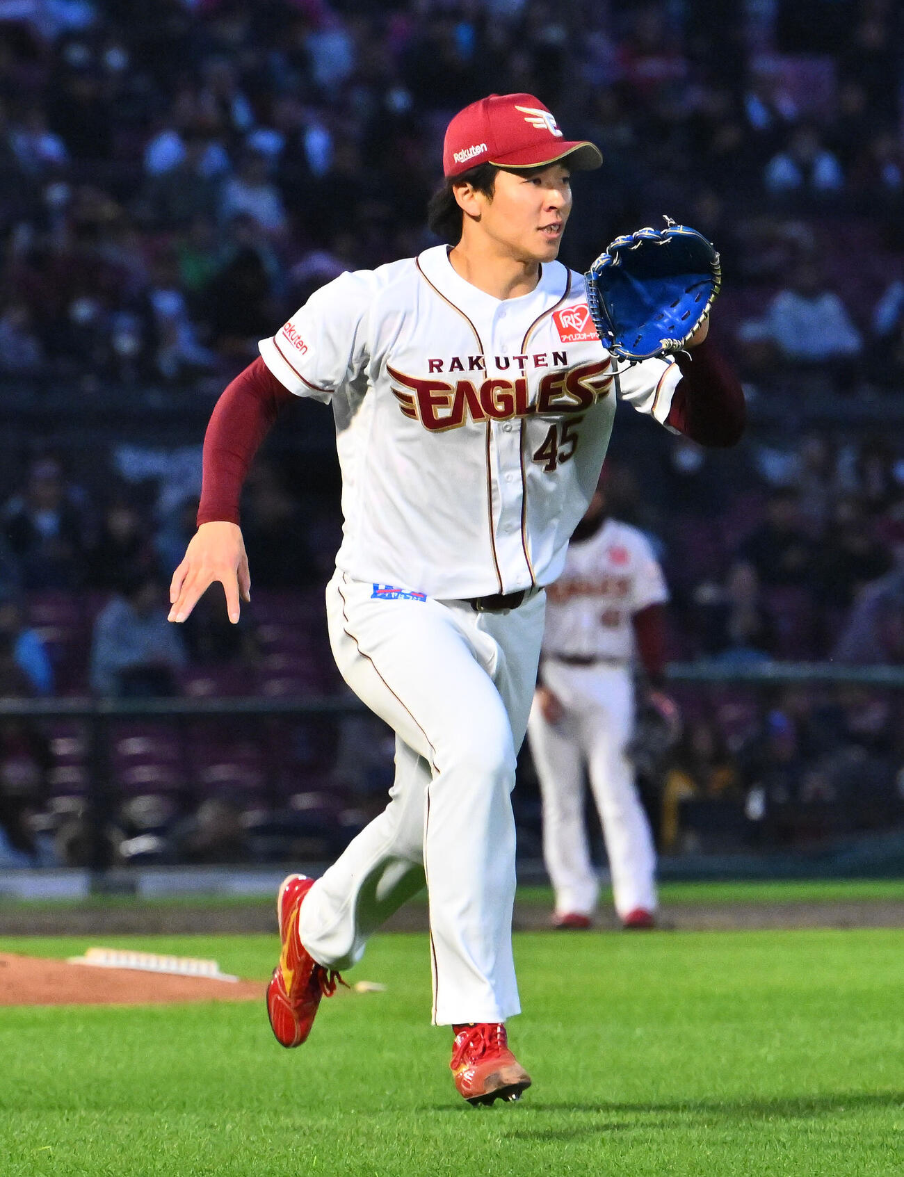 楽天対ロッテ　3回表ロッテ無死、寺地隆成を一ゴロに打ち取りベースカバーに入る九谷瑠（撮影・滝沢徹郎）