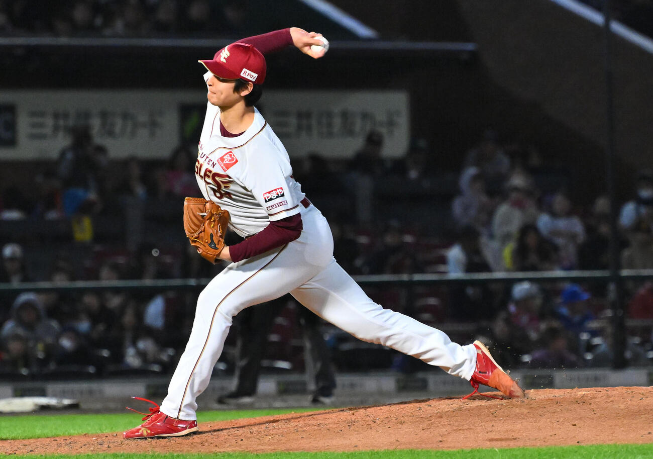 楽天対ロッテ　楽天6番手で登板する内星龍（撮影・滝沢徹郎）
