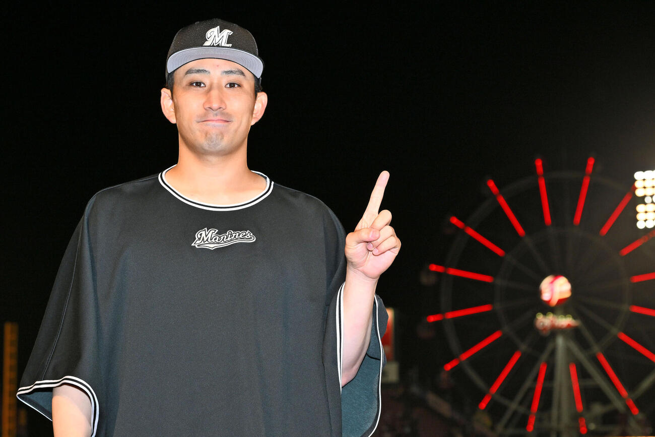 楽天対ロッテ　今季初勝利のロッテ小島和哉は「1」のポーズを決める（撮影・滝沢徹郎）