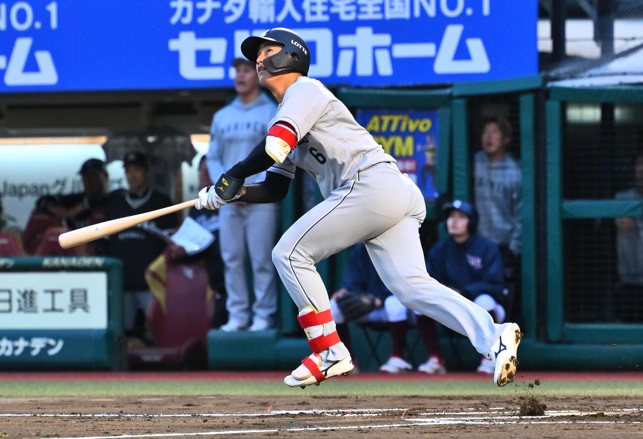 楽天対ロッテ　1回表ロッテ2死、西川史礁は左越え先制ソロ本塁打を放つ（撮影・滝沢徹郎）