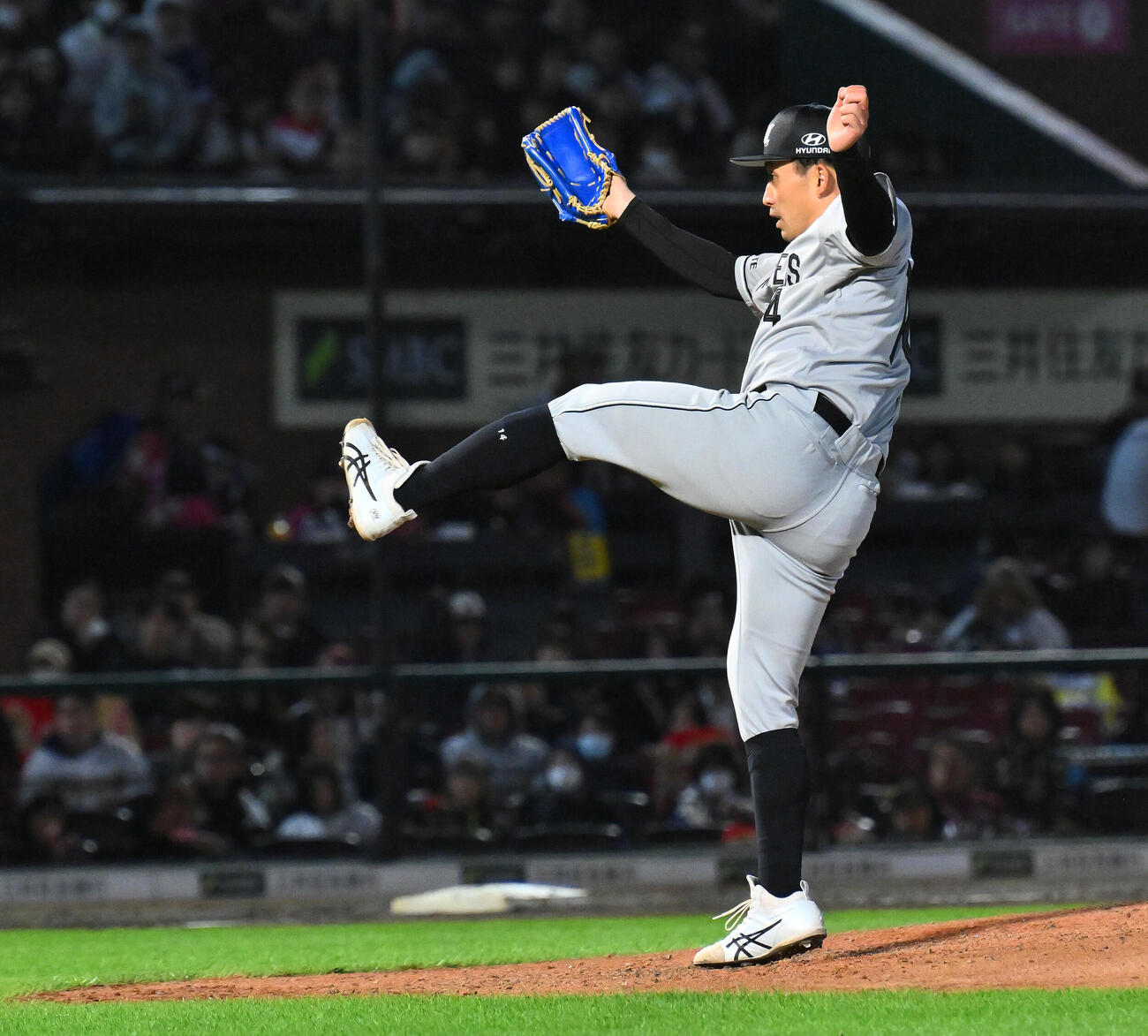 楽天対ロッテ　ロッテ先発で力投する小島和哉（撮影・滝沢徹郎）