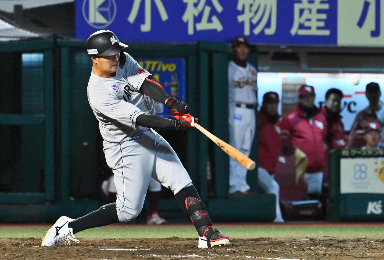 楽天対ロッテ　5回表ロッテ1死、山口航輝は左中間へソロ本塁打を放つ（撮影・滝沢徹郎）
