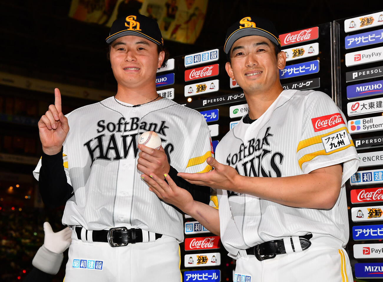 ソフトバンク対日本ハム　今季初勝利を挙げた前田純（左）はウイニングボールを手に山本祐大と写真に納まる（撮影・岩下翔太）