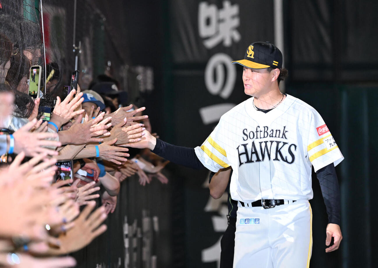 ソフトバンク対日本ハム　ファンとタッチを交わす前田純（撮影・林敢治）