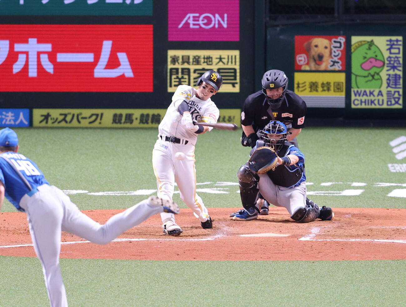 ソフトバンク対日本ハム　7回裏ソフトバンク2死満塁、栗原陵矢は右前適時打を放つ（撮影・梅根麻紀）