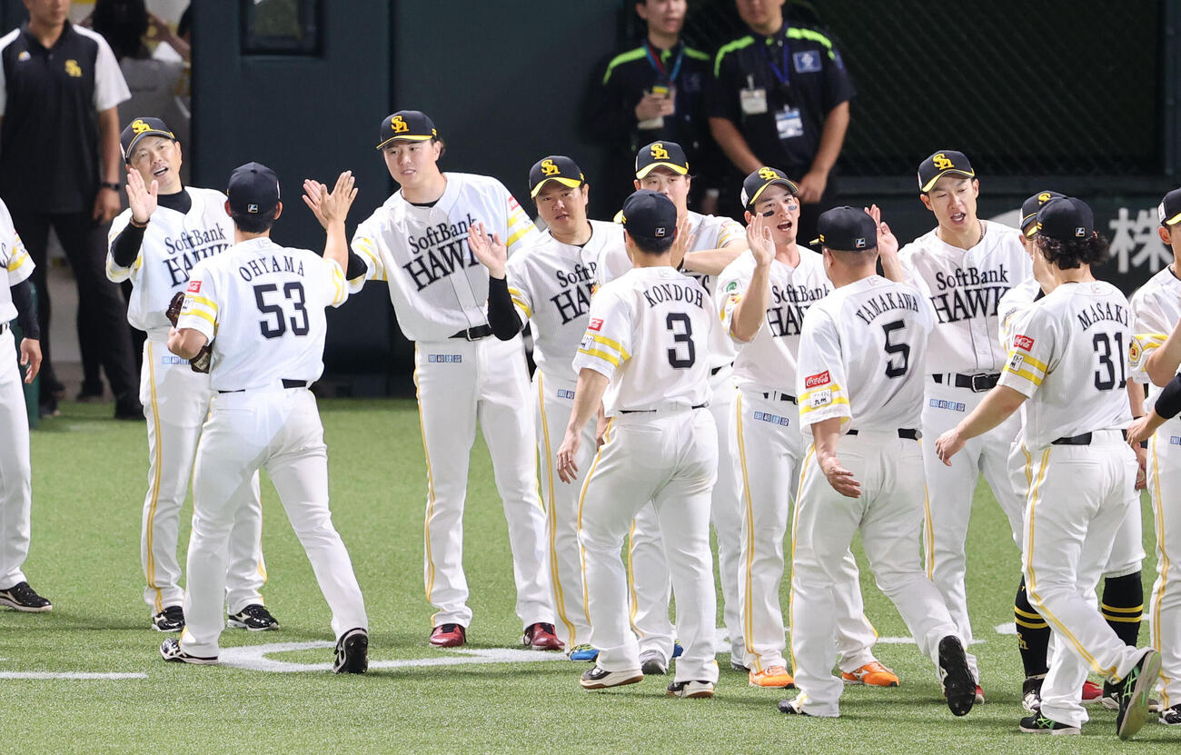 ソフトバンク対日本ハム　勝利投手となったソフトバンク前田純はベンチ前でナインを出迎える（撮影・梅根麻紀）