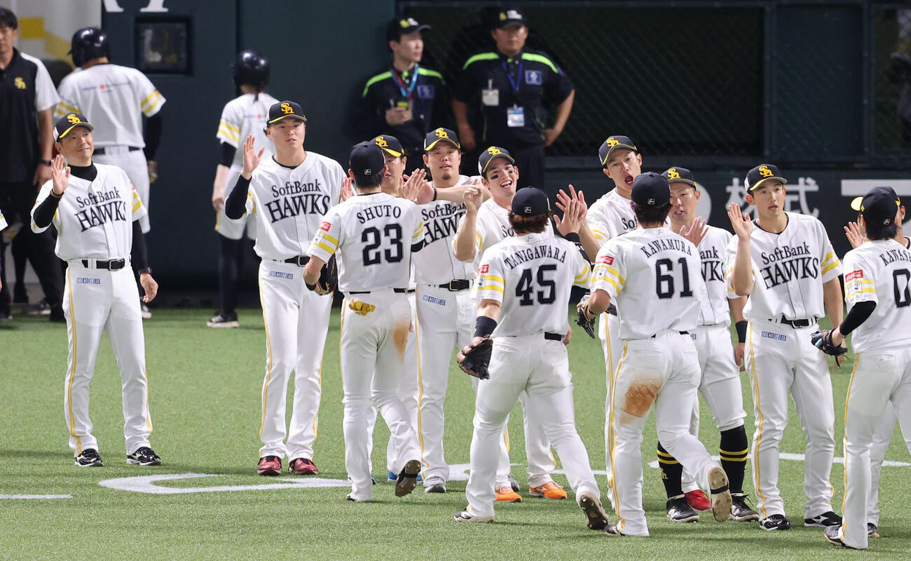 ソフトバンク対日本ハム　勝利投手となったソフトバンク前田純はベンチ前でナインを出迎える（撮影・梅根麻紀）