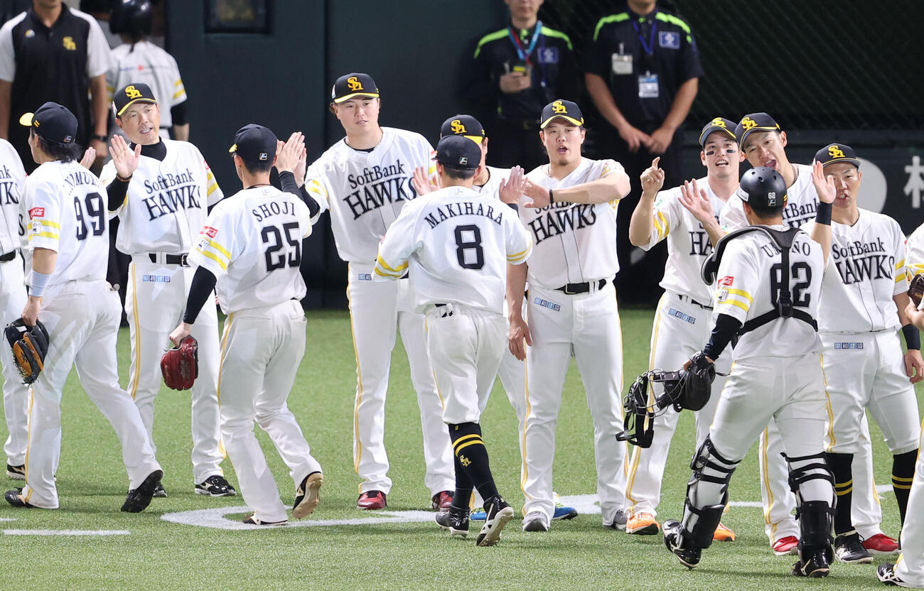ソフトバンク対日本ハム　勝利投手となったソフトバンク前田純はベンチ前でナインを出迎える（撮影・梅根麻紀）