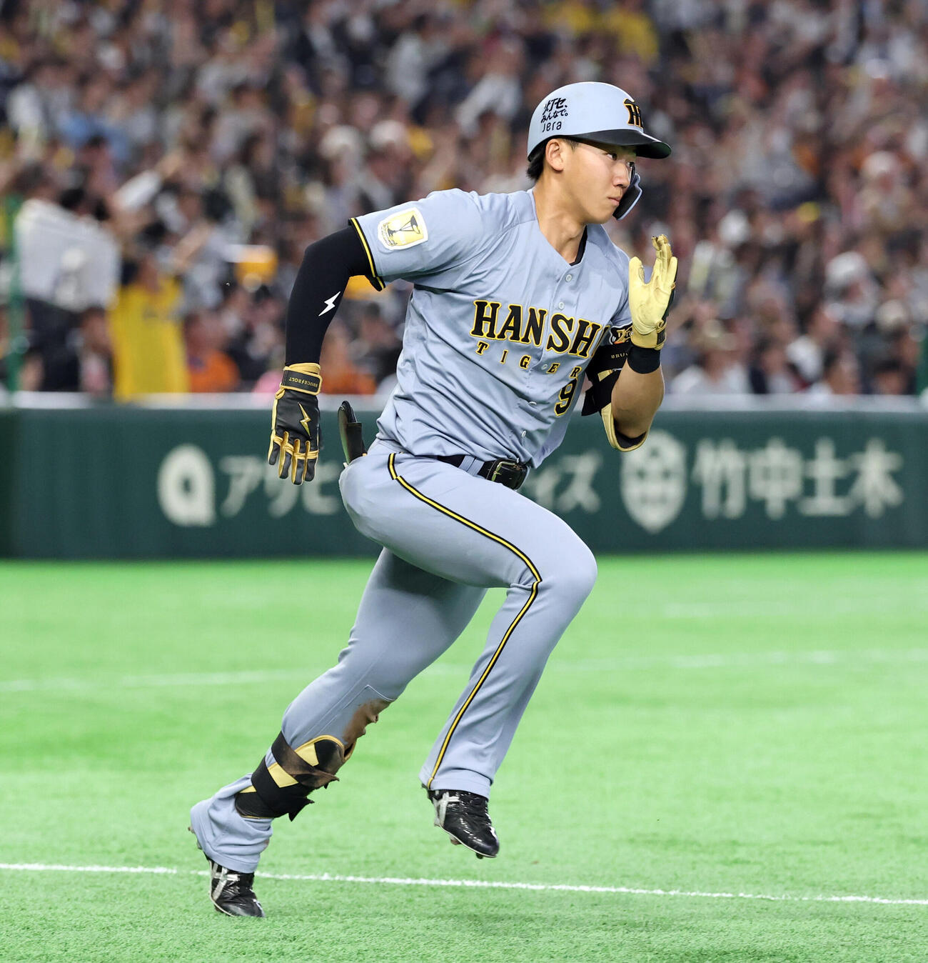 巨人対阪神　3回表阪神無死、立石正広は中前打を放ち一塁に向かう（撮影・浅見桂子）