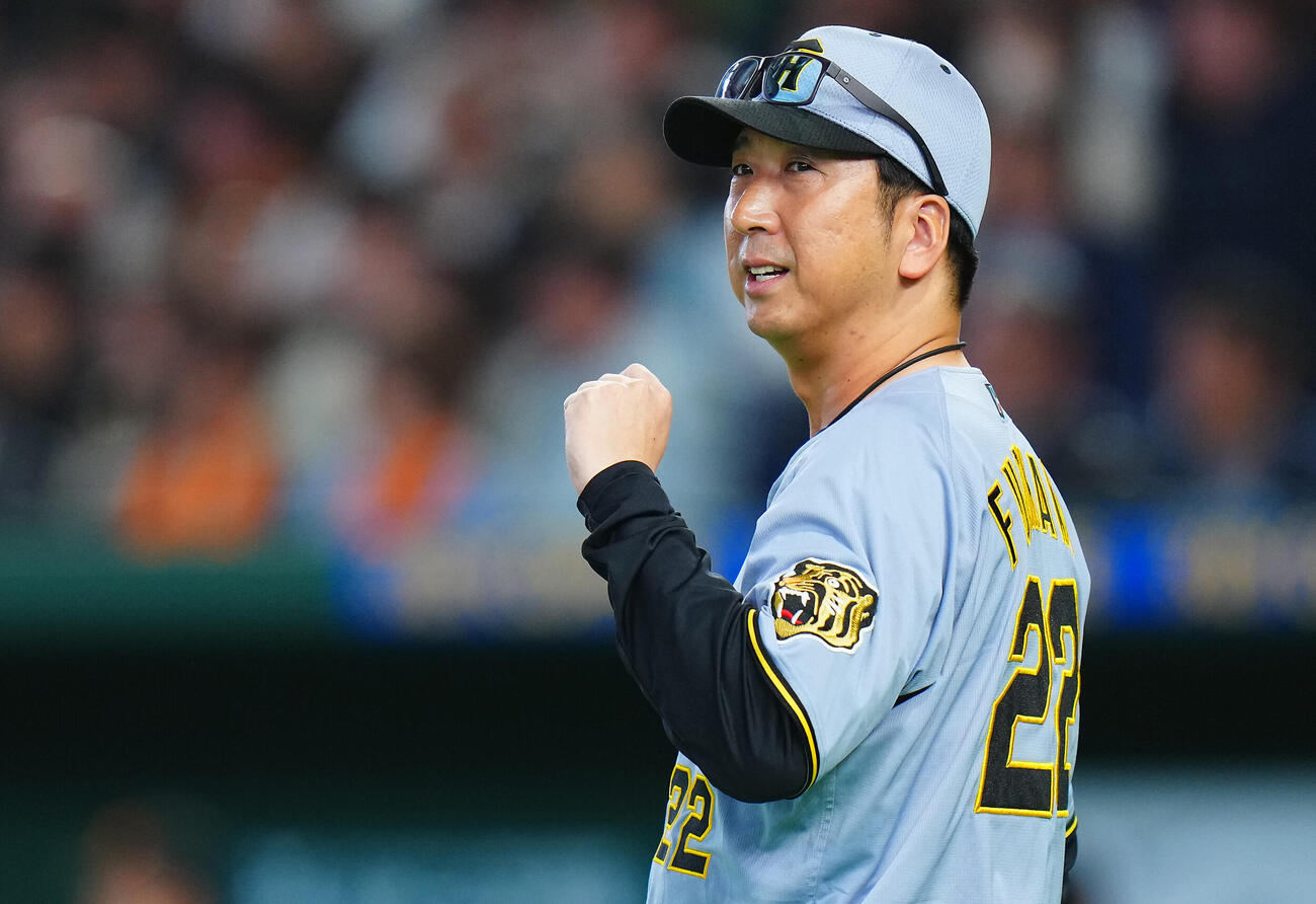巨人対阪神　9回裏、交代を告げにベンチを出る阪神藤川球児監督（撮影・垰建太）