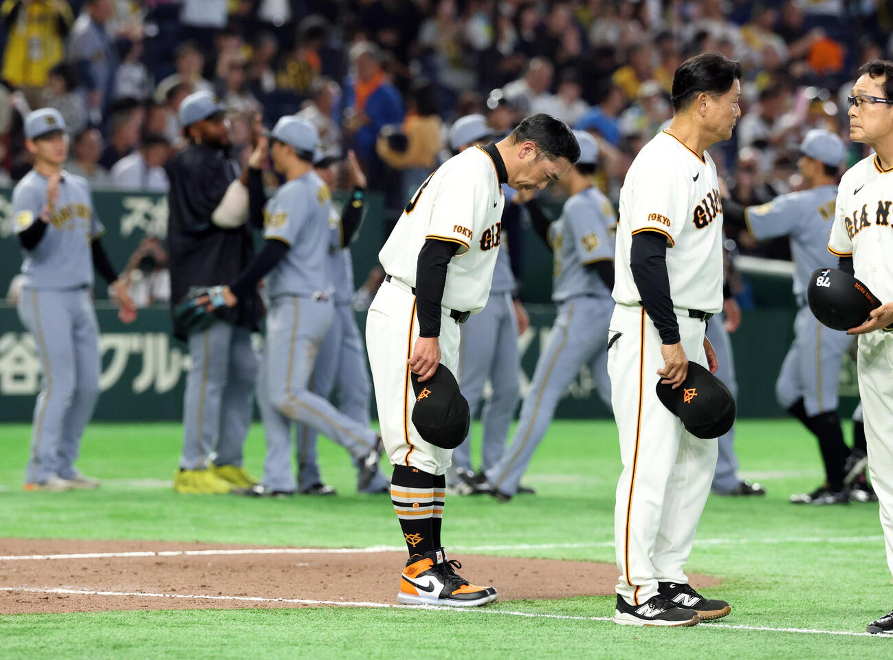 巨人対阪神　終盤の追い上げも届かず、スタンドに一礼する巨人阿部慎之助監督（撮影・浅見桂子）
