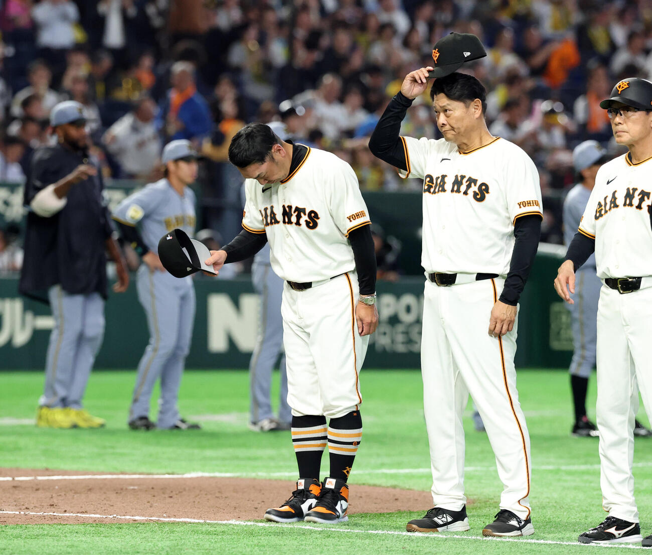巨人対阪神　終盤の追い上げも届かず、スタンドに一礼する巨人阿部慎之助監督（撮影・浅見桂子）
