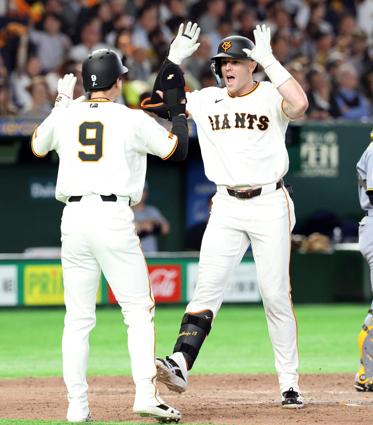 巨人対阪神　7回裏巨人2死一塁、トレイ・キャベッジは2点本塁打を放ちハイタッチで生還（撮影・浅見桂子）