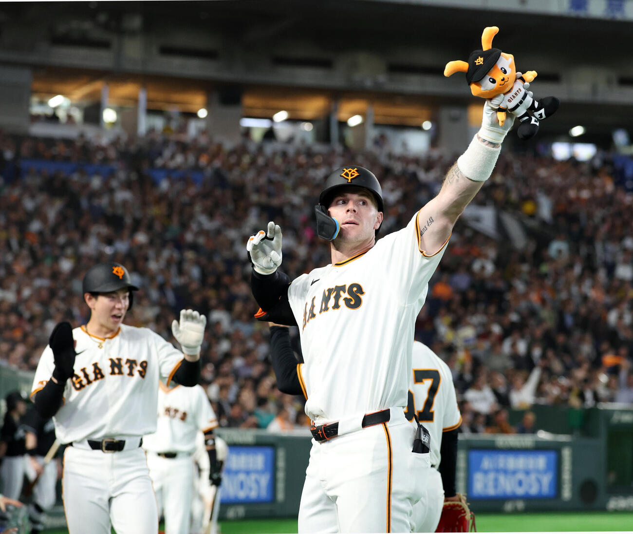 巨人対阪神　7回裏巨人2死一塁、トレイ・キャベッジは2点本塁打を放ちスタンドにポーズ（撮影・浅見桂子）
