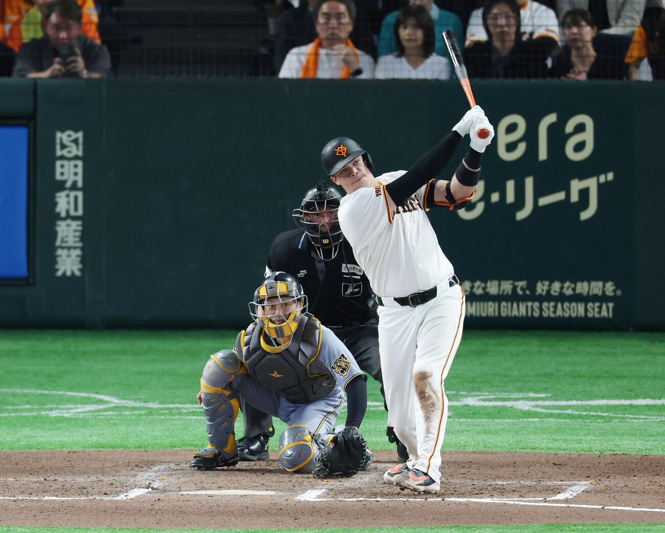 巨人対阪神　6回裏巨人2死三塁、適時打を放つボビー・ダルベック。（撮影・増田悦実）