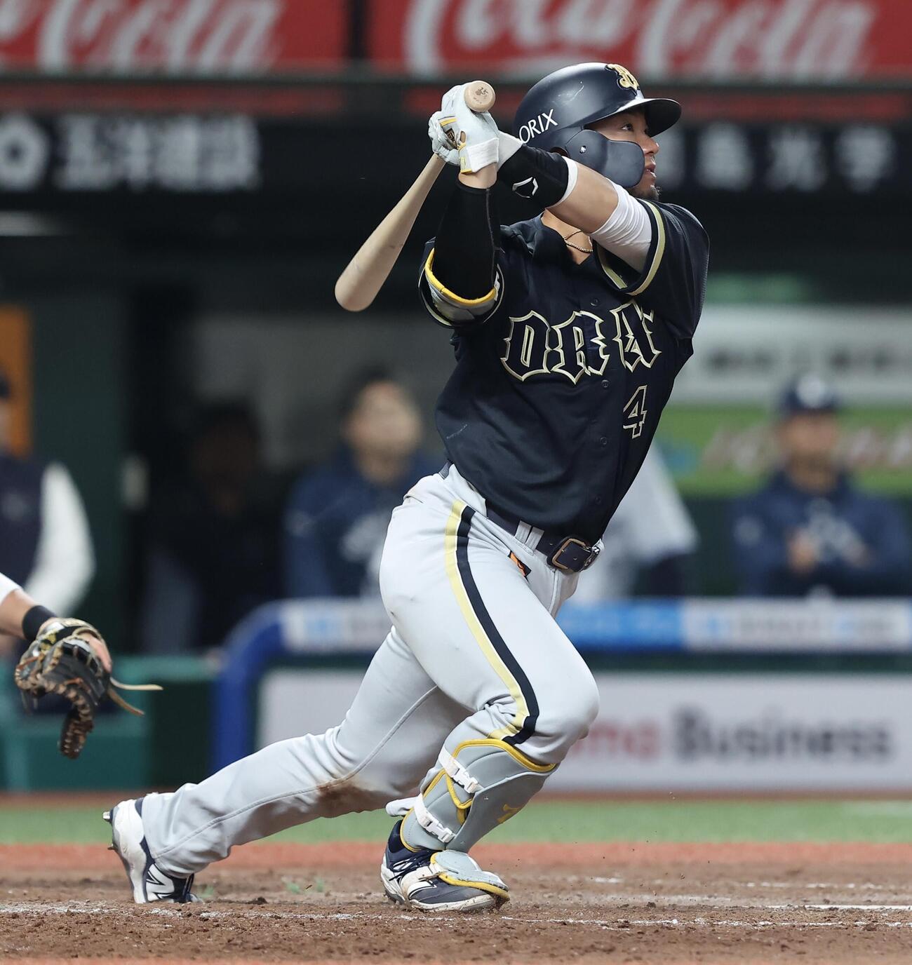 西武対オリックス　9回表オリックス2死一、二塁、2点適時二塁打を放つ森友哉（撮影・河田真司）
