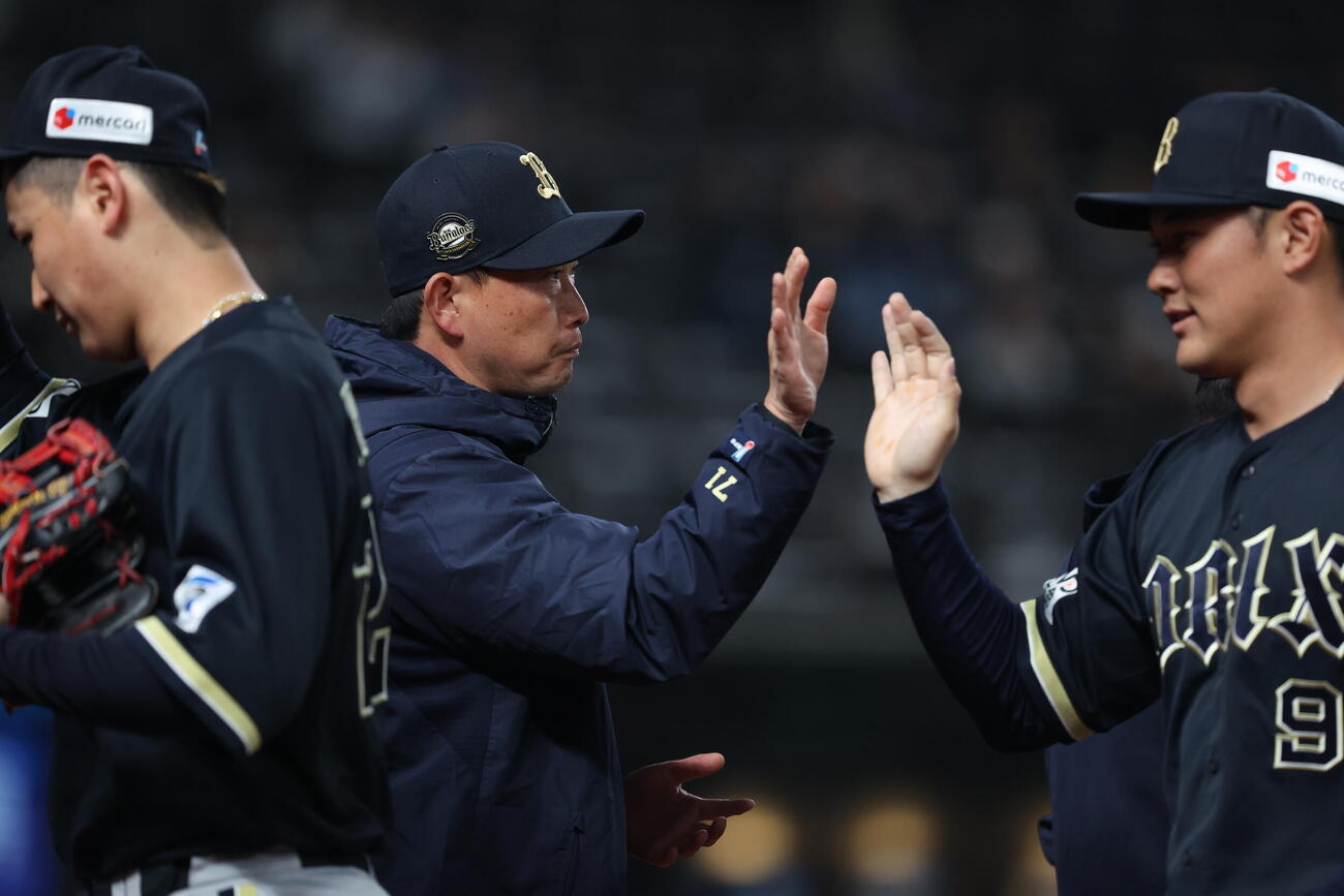 西武対オリックス　西武に勝利しナインを迎えるオリックス岸田護監督（撮影・河田真司）