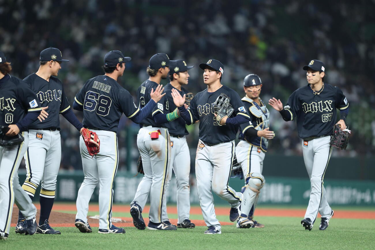西武対オリックス　西武に勝利しマウンドに集まるオリックスナイン（撮影・河田真司）