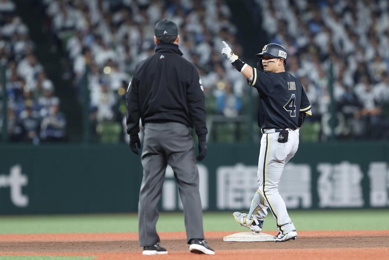 西武対オリックス　9回表オリックス2死一、二塁、2点適時二塁打を放ち出塁する森友哉（撮影・河田真司）
