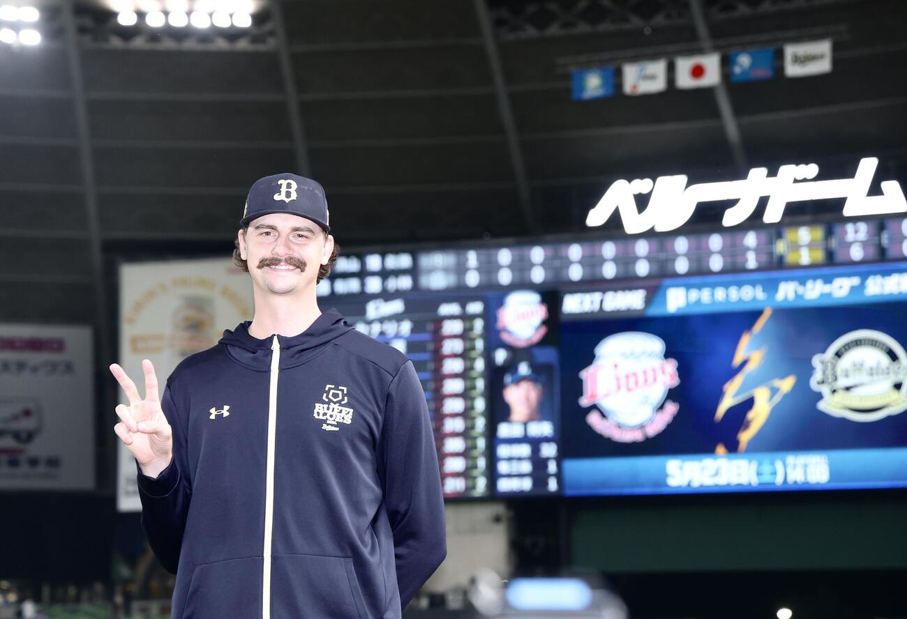 西武対オリックス　西武に勝利し写真に納まるジェリー（撮影・河田真司）