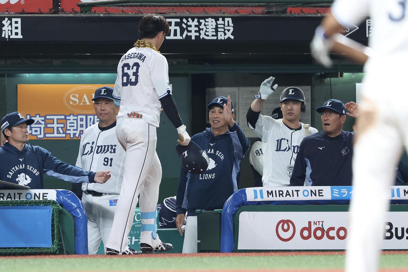西武対オリックス　9回裏西武2死、左越えソロ本塁打で生還する長谷川信哉を迎える西口文也監督（中央）（撮影・河田真司）