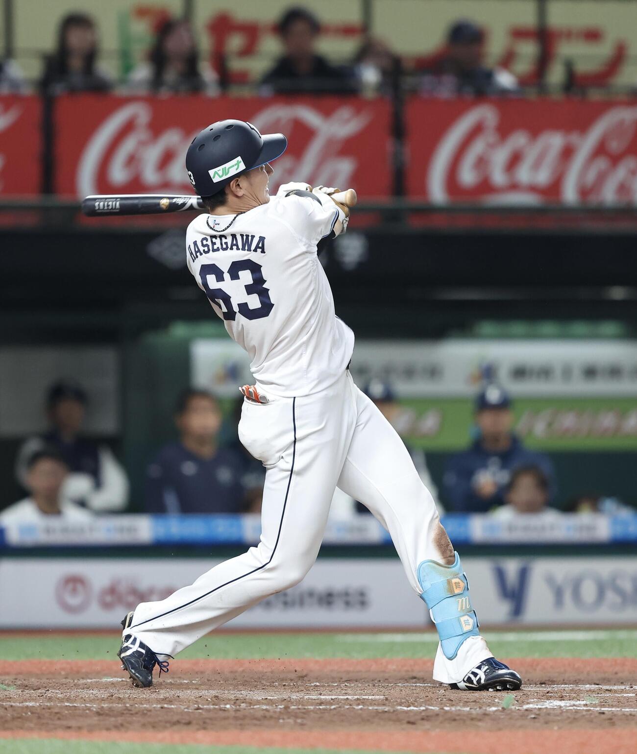 西武対オリックス　9回裏西武2死、左越えソロ本塁打を放つ長谷川信哉（撮影・河田真司）