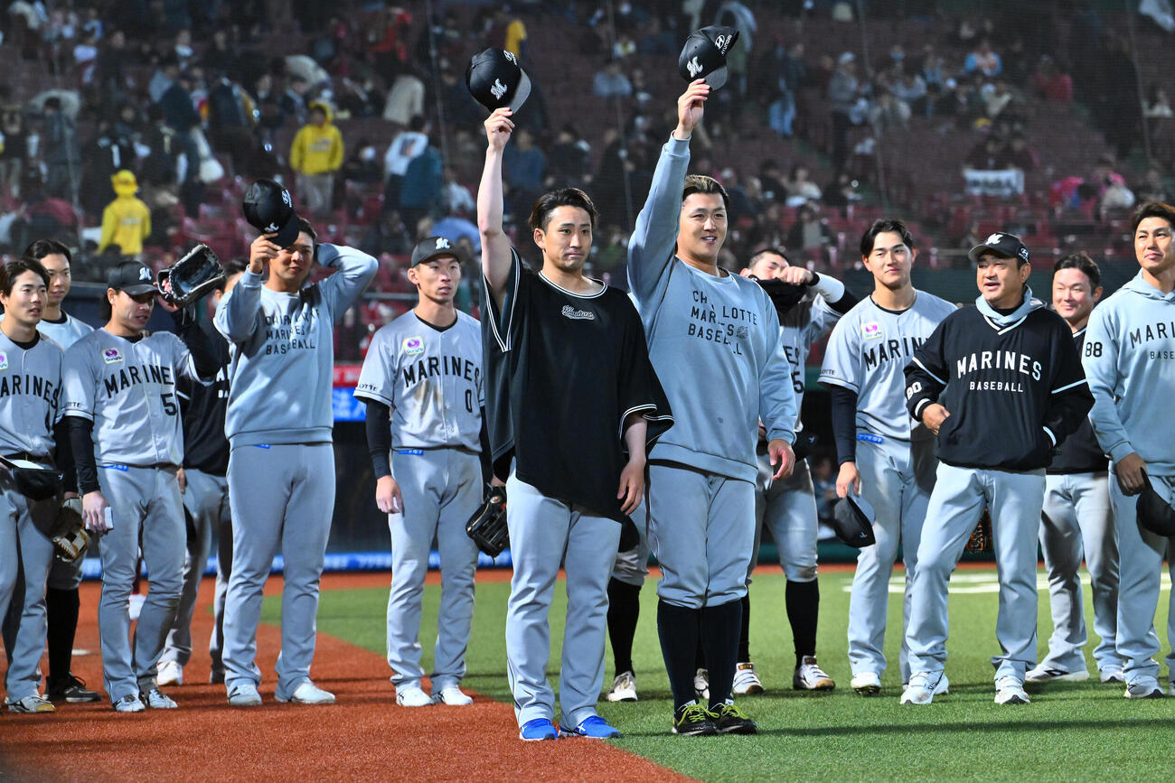 楽天対ロッテ　試合後、ファンにあいさつするロッテ小島和哉（中央左）と山口航輝（同右）ら選手たち（撮影・滝沢徹郎）