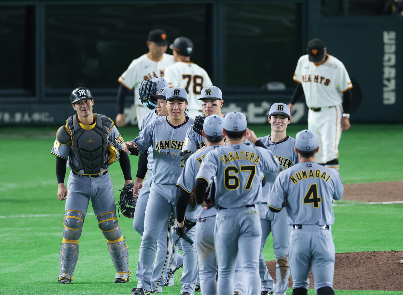 巨人対阪神　勝利しタッチを交わす阪神ナイン（撮影・増田悦実）