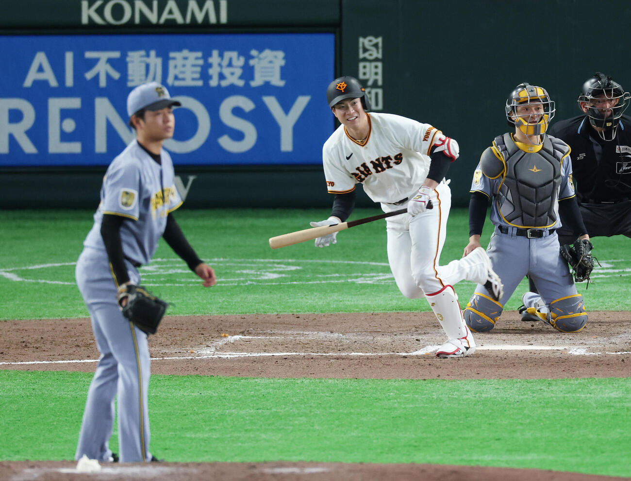 巨人対阪神　7回裏巨人2死三塁、適時打を放つ松本剛。投手は高橋遥人（撮影・増田悦実）