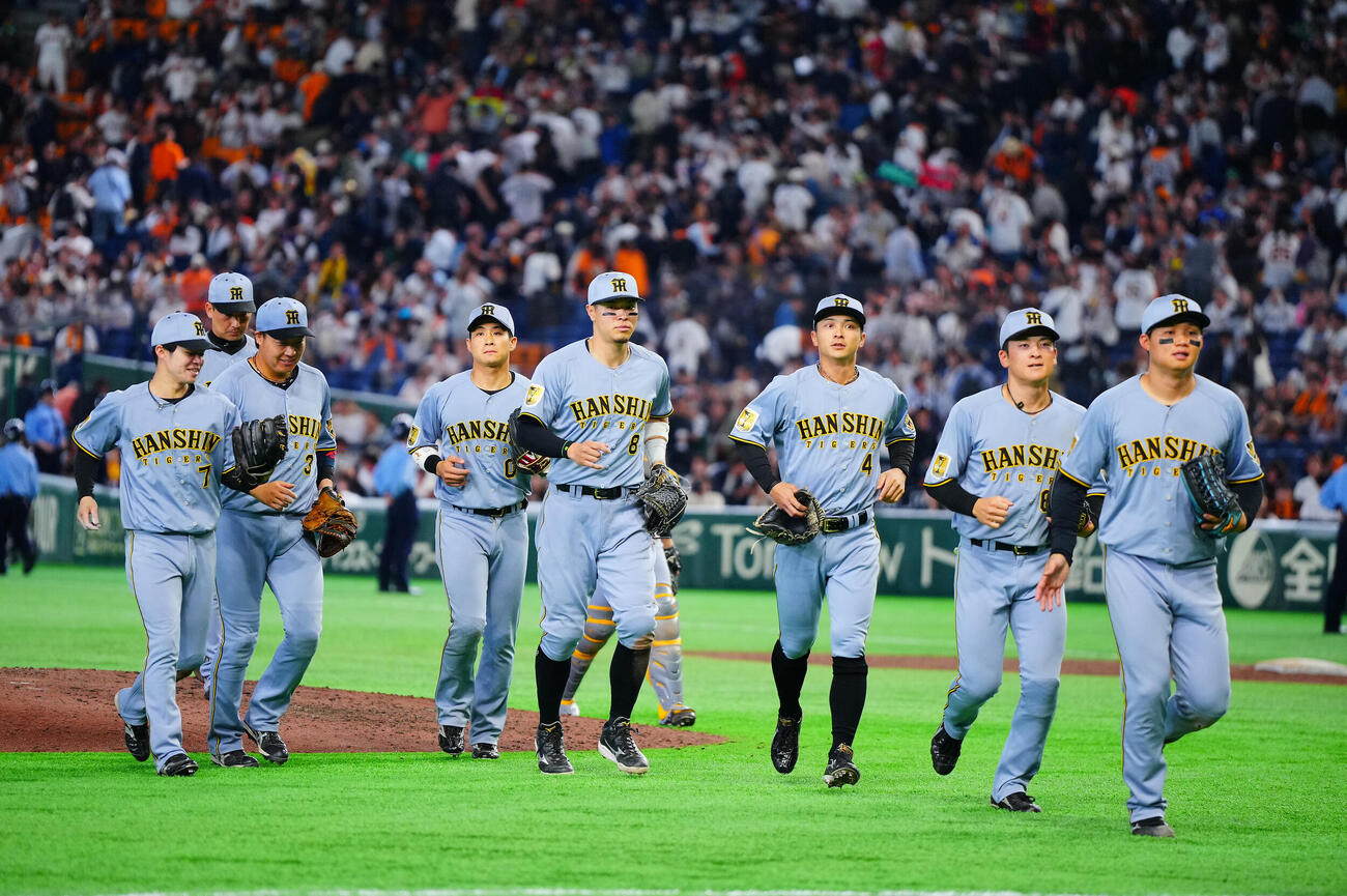 巨人対阪神　巨人に処理しタッチを交わす阪神の選手たち（撮影・垰建太）
