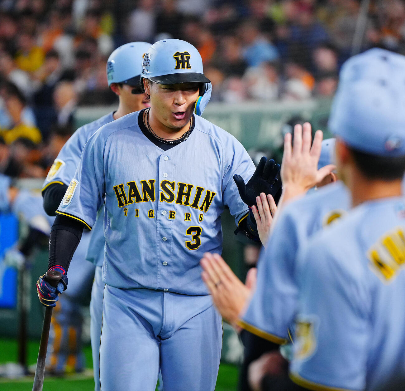 巨人対阪神　1回表阪神2死一塁、2点本塁打を放った大山悠輔（手前）と森下翔太はナインの出迎えを受ける（撮影・垰建太）