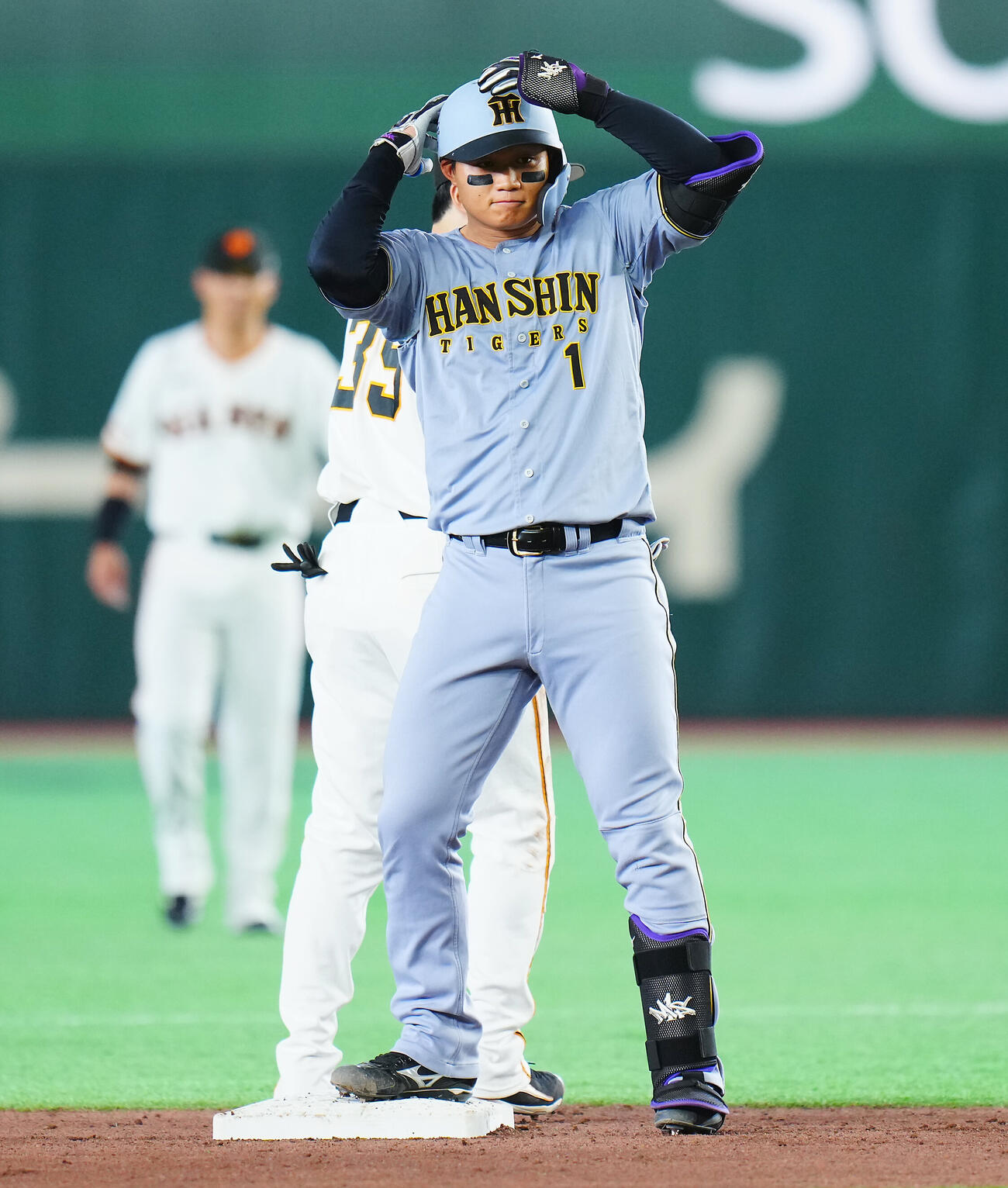 巨人対阪神　3回表阪神1死二塁、適時二塁打を放ちポーズを決める森下翔太（撮影・垰建太）