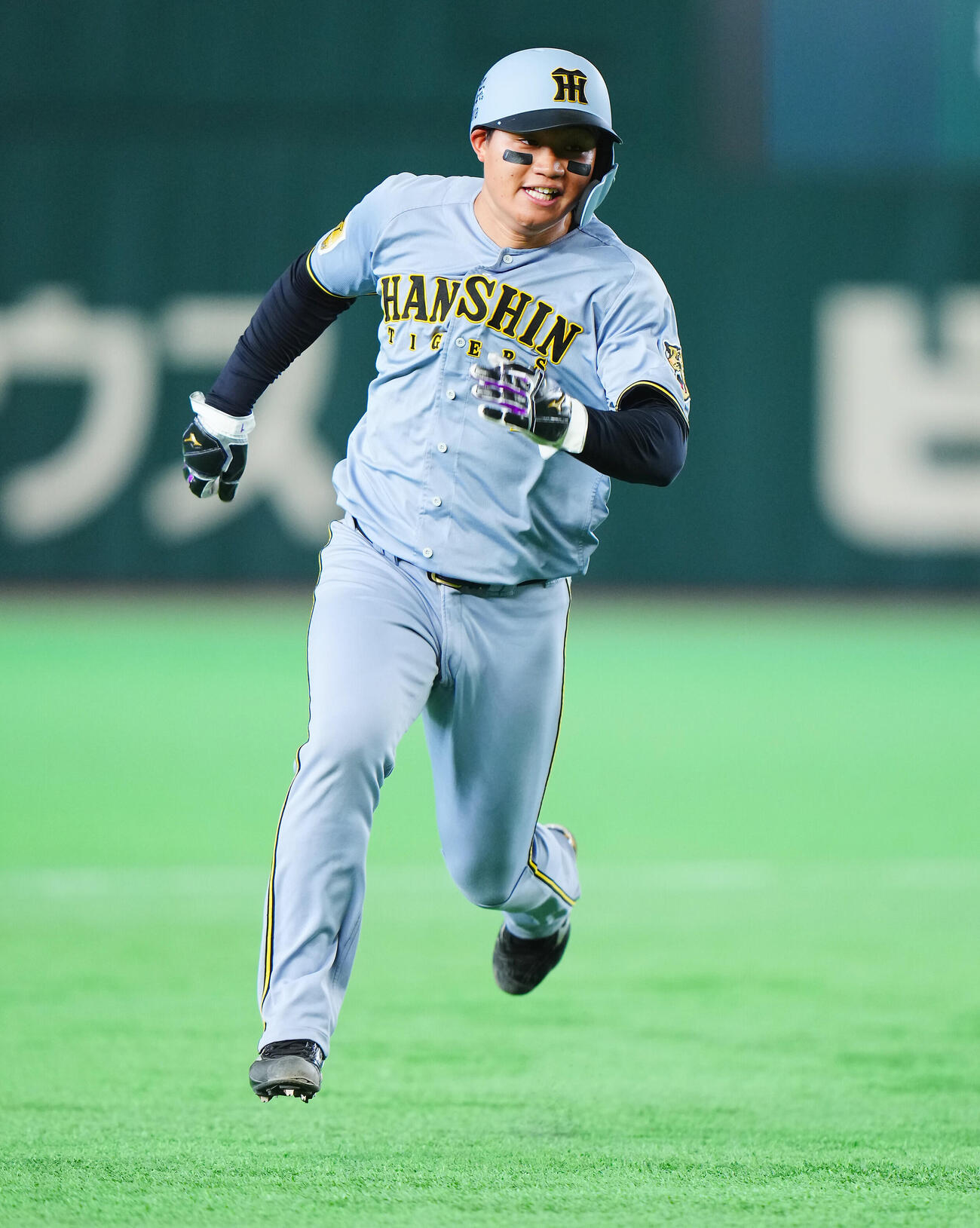 巨人対阪神　7回表阪神1死一塁、佐藤輝明の二塁打で二塁を駆け抜ける森下翔太（撮影・垰建太）