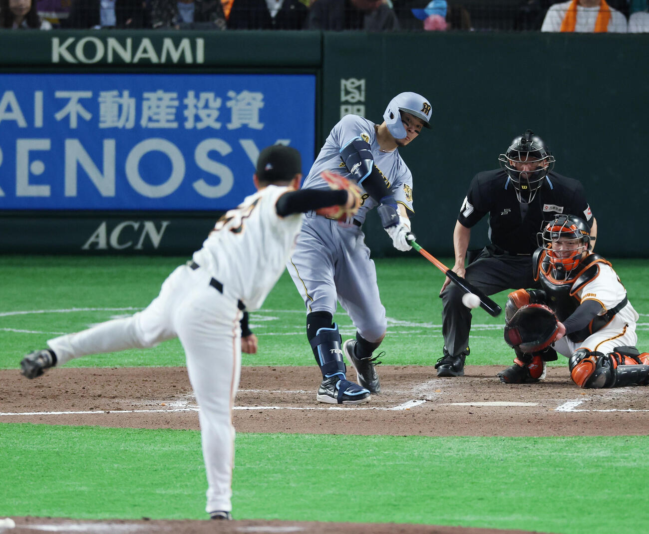 巨人対阪神　7回表阪神1死一塁、二塁打を放つ佐藤輝明。投手は宮原駿介（撮影・増田悦実）