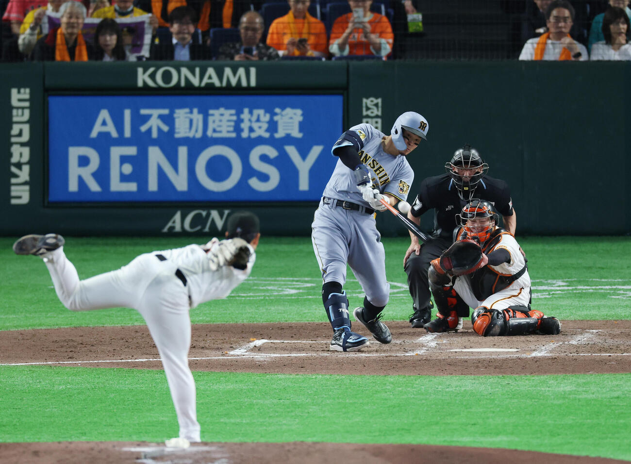 巨人対阪神　3回表阪神1死二塁、適時二塁打を放つ佐藤輝明。投手は井上温大（撮影・増田悦実）