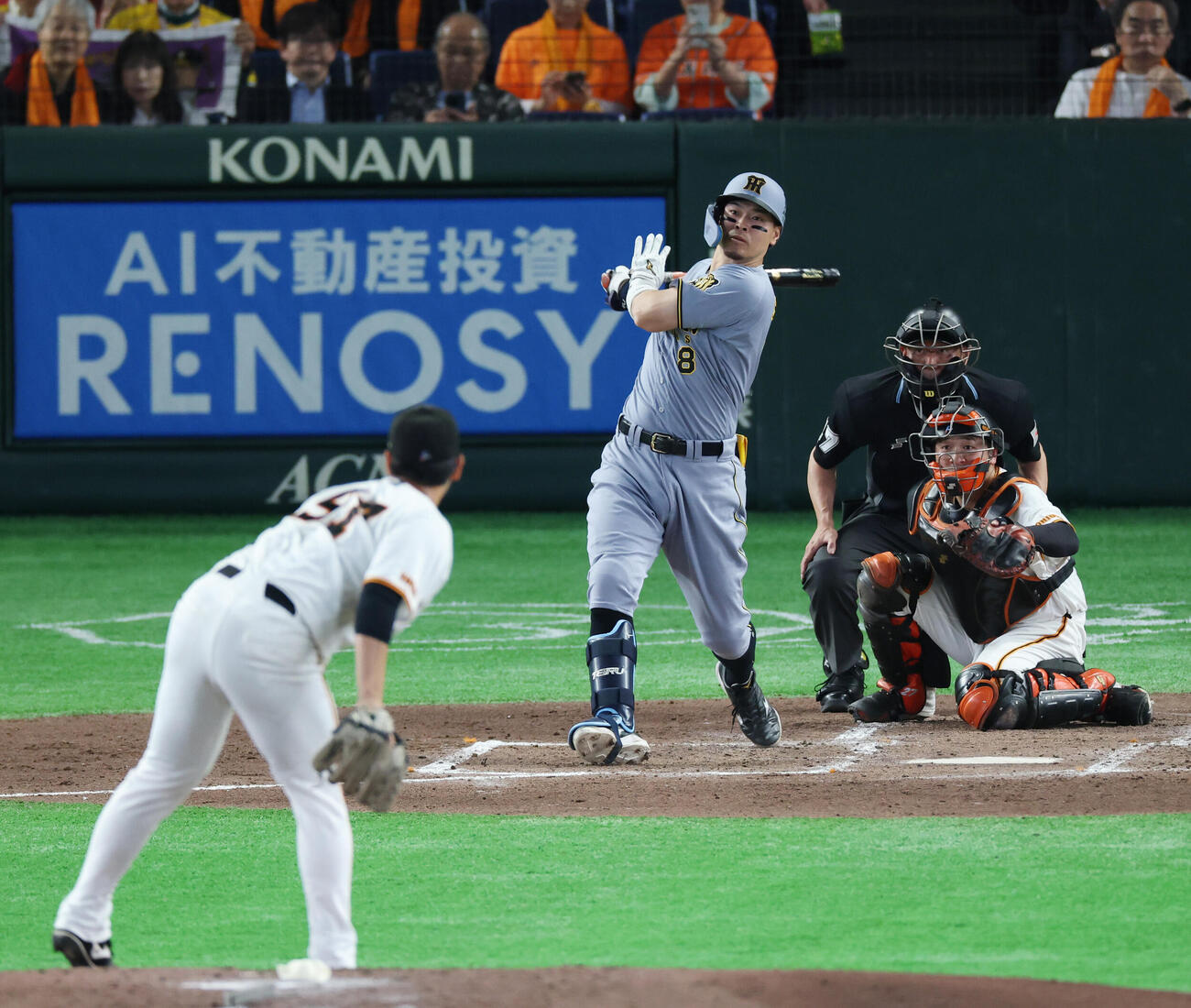 巨人対阪神　3回表阪神1死二塁、適時二塁打を放つ佐藤輝明。投手は井上温大（撮影・増田悦実）