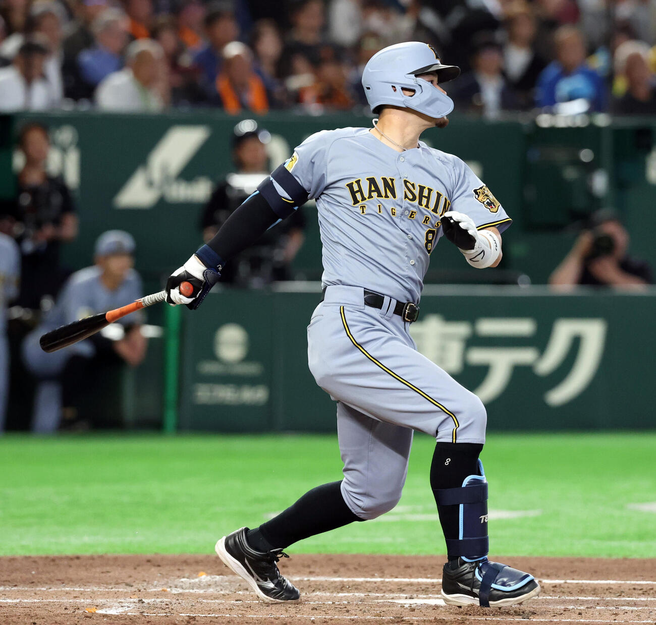 巨人対阪神　3回表阪神1死二塁、佐藤輝明は適時二塁打を放つ（撮影・浅見桂子）