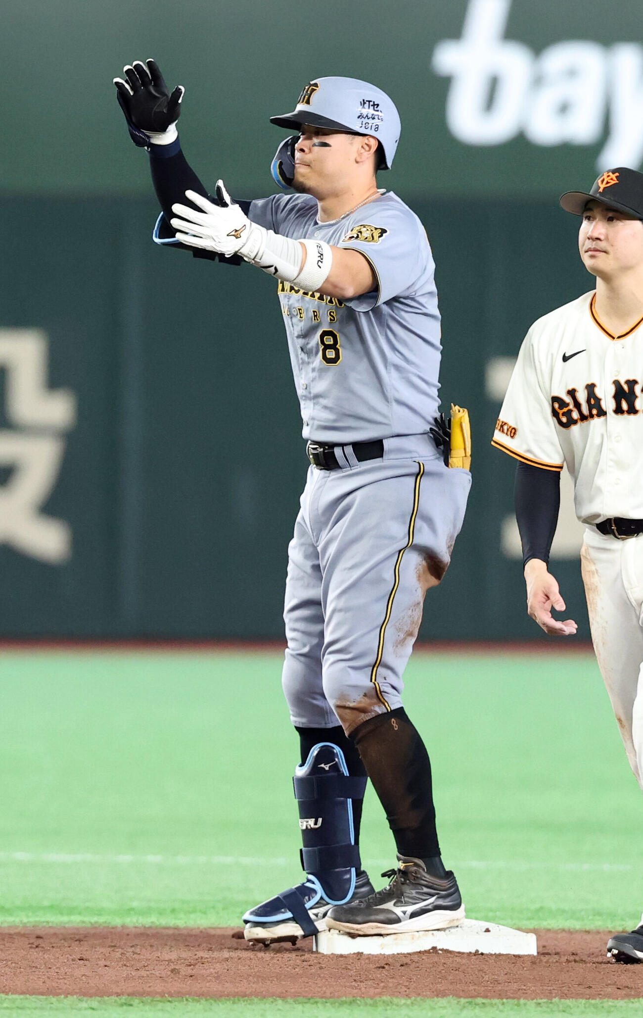 巨人対阪神　3回表阪神1死二塁、佐藤輝明は適時二塁打を放ちポーズ（撮影・浅見桂子）