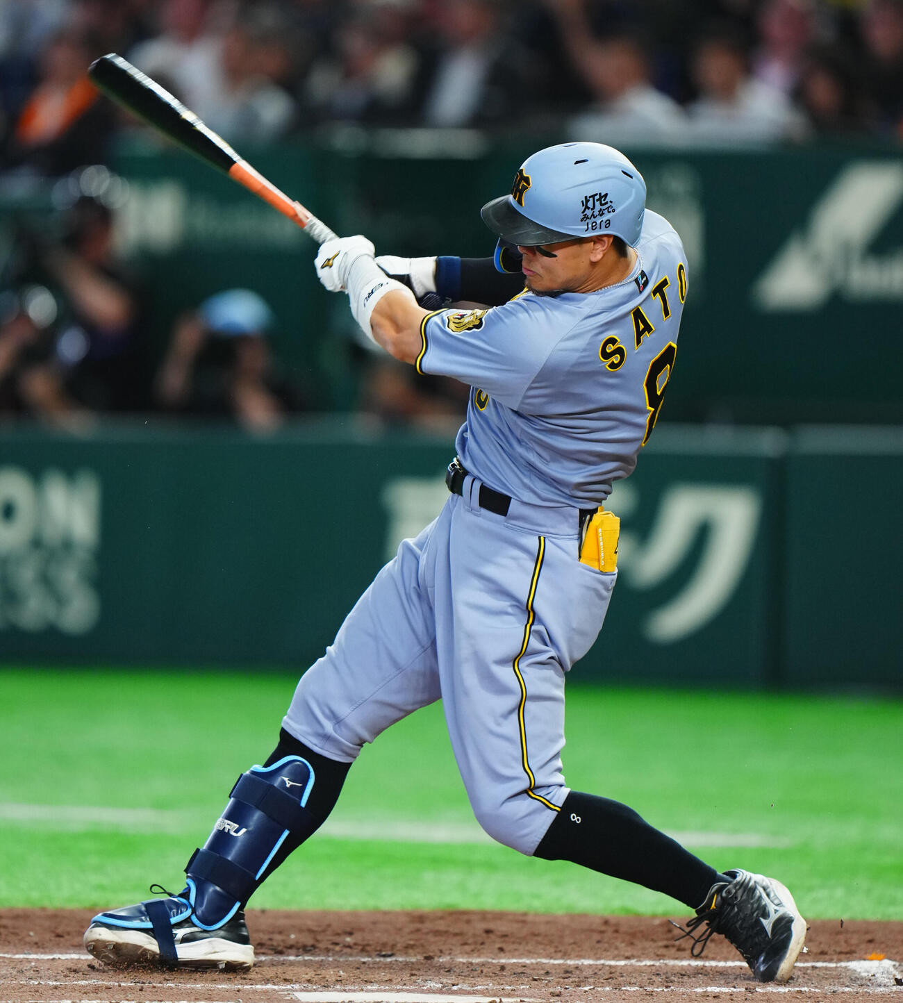 巨人対阪神　3回表阪神1死二塁、適時二塁打を放つ佐藤輝明（撮影・垰建太）