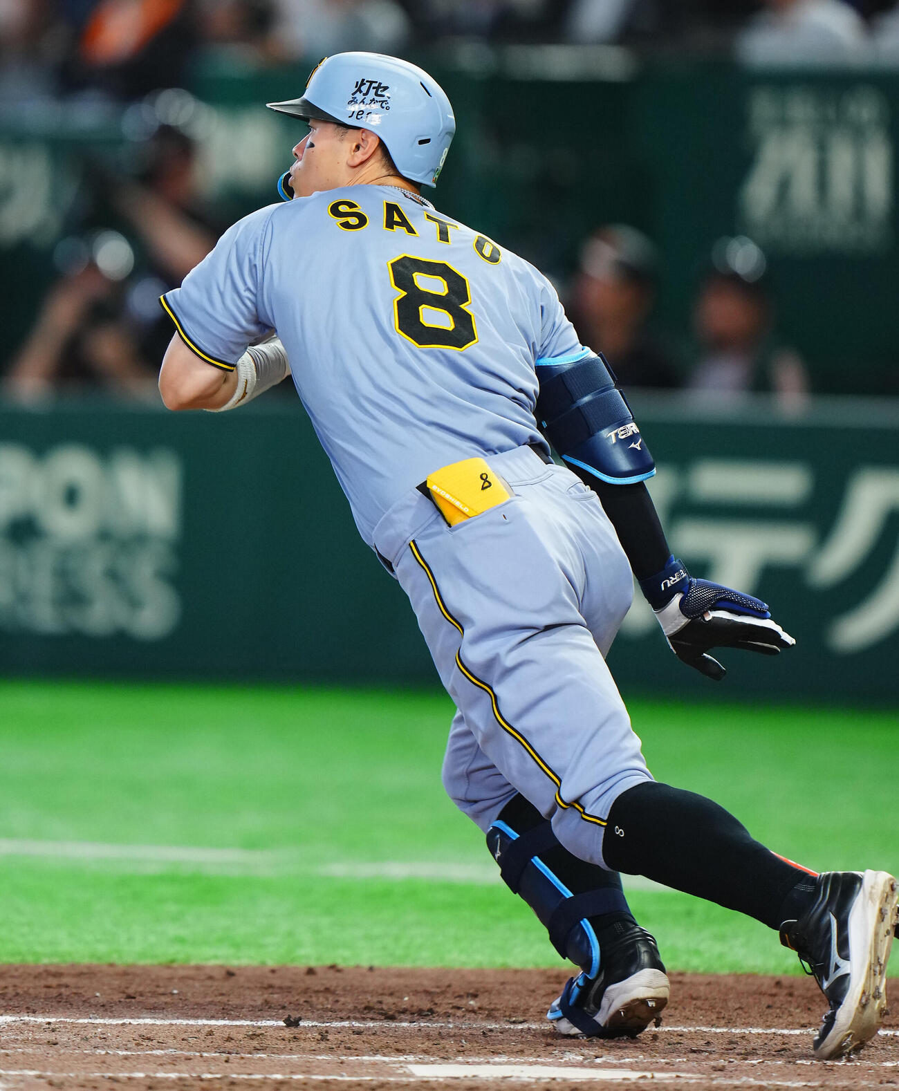 巨人対阪神　3回表阪神1死二塁、適時二塁打を放つ佐藤輝明（撮影・垰建太）