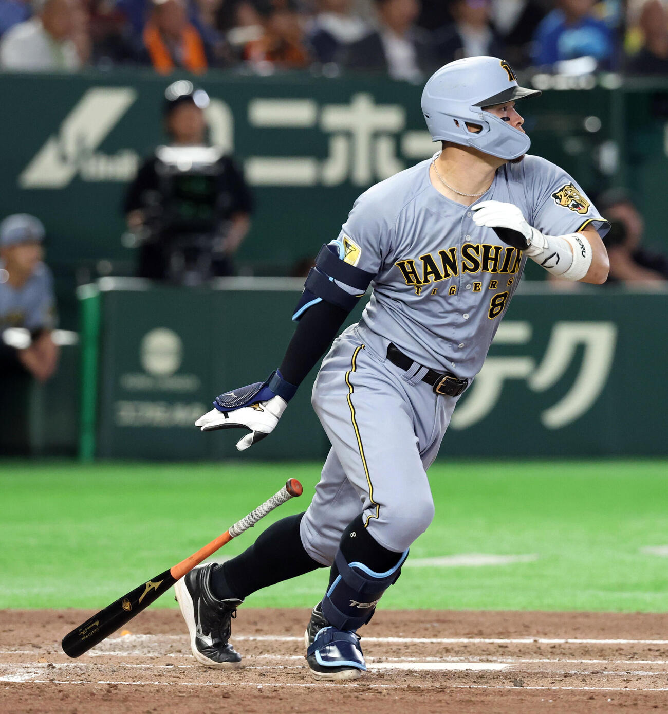 巨人対阪神　3回表阪神1死二塁、佐藤輝明は適時二塁打を放つ（撮影・浅見桂子）