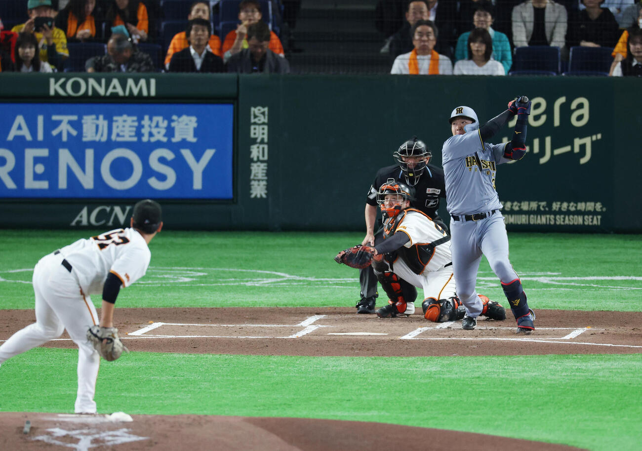 巨人対阪神　1回表阪神2死一塁、2点本塁打を放つ大山悠輔。投手は井上温大（撮影・増田悦実）