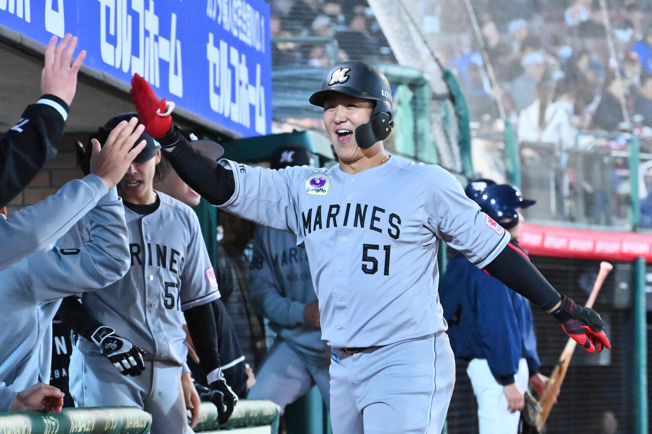 楽天対ロッテ　5回表ロッテ1死、ソロ本塁打を放った山口航輝は生還しチームメートとタッチをかわす（撮影・滝沢徹郎）