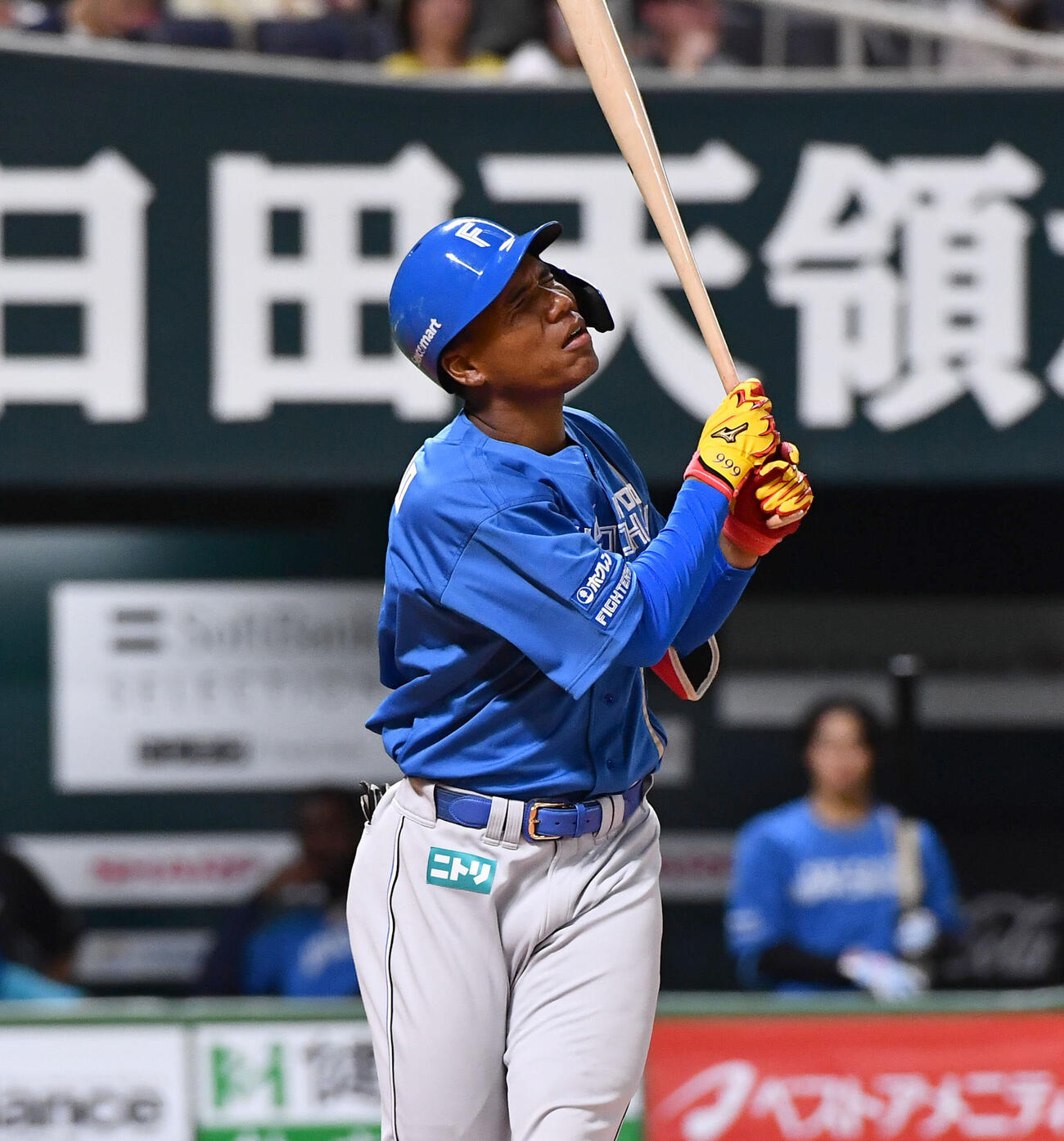 ソフトバンク対日本ハム　8回表日本ハム2死、空振り三振に倒れたエドポロ・ケインは悔しそうな表情を見せる（撮影・岩下翔太）